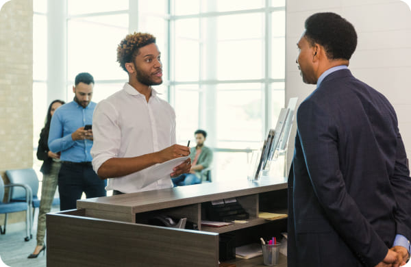 Un expatrié conseillé par un employé bancaire pour ouvrir son compte