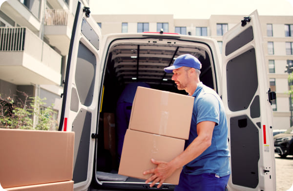 Professionnel chargeant des cartons pour un déménagement avec Grospiron