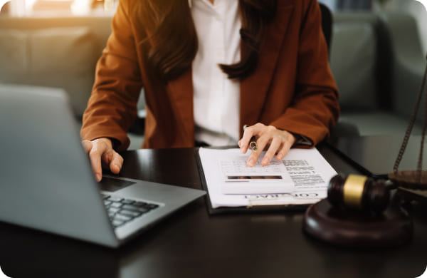Femme consultant des documents fiscaux, représentant les services fiscaux Grospiron en mobilité internationale