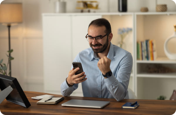 Homme heureux recevant une prime de déménagement Grospiron sur son téléphone