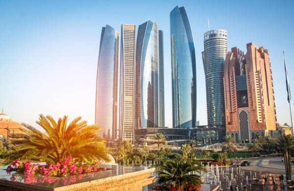 Skyline d'Abu Dhabi au lever du soleil, symbolisant l’expatriation avec Grospiron