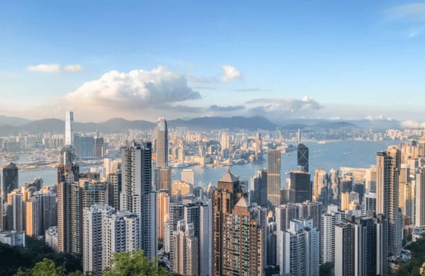Vue panoramique sur les gratte-ciels de Hong Kong, destination d’expatriation accompagnée par Grospiron