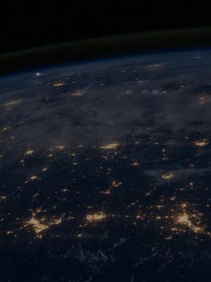 Vue satellite nocturne de la Terre montrant le réseau global de Grospiron