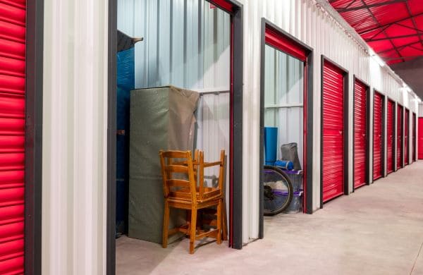 Espace de stockage Grospiron avec meubles entreposés en toute sécurité