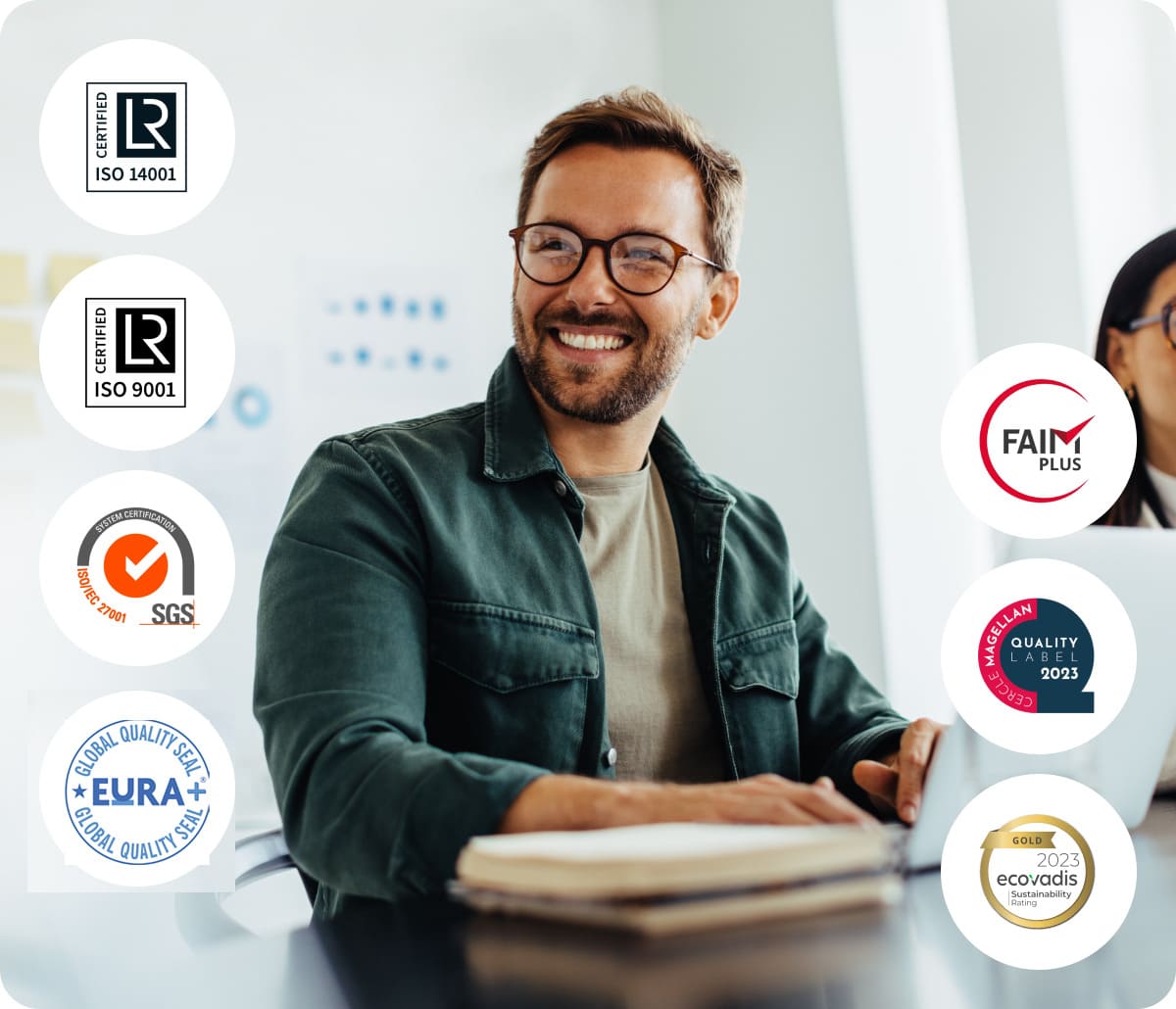 Homme souriant entouré de labels ISO, FAIM, Ecovadis, engagements de Grospiron