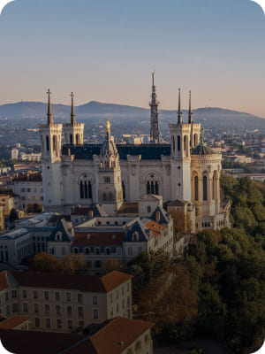 Vue aérienne de la basilique de Fourvière, symbole du service garde-meubles Grospiron à Lyon