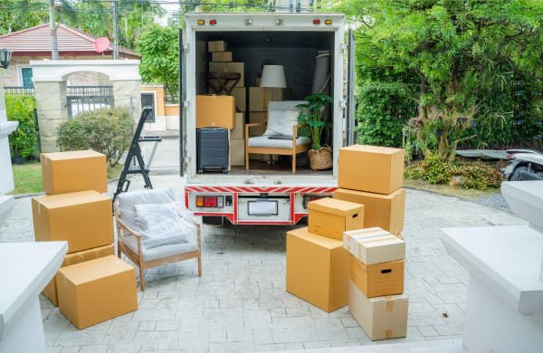 Camion avec cartons pour stockage sécurisé – service Grospiron