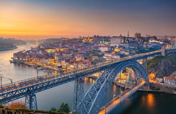 Vue panoramique du pont Dom Luís I à Porto, Portugal, destination d’expatriation avec Grospiron