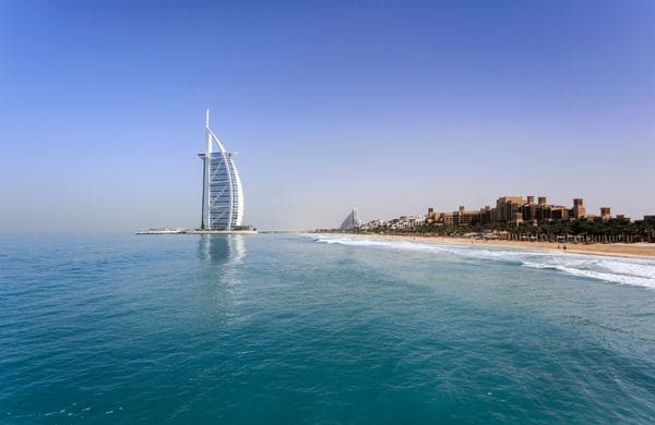 Vue de Dubaï en bord de mer – Mobilité internationale et installation dans le Golfe avec Grospiron