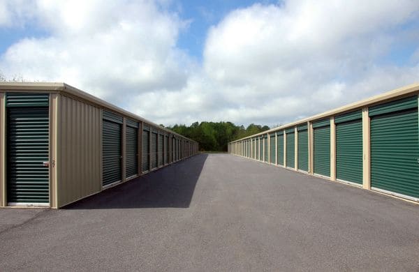 Allée de box de stockage sécurisés – Grospiron garde-meubles longue durée