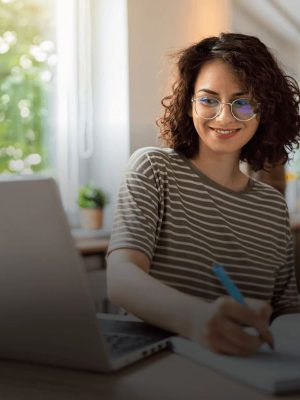 Femme expatriée recherchant un logement accompagnée par Grospiron