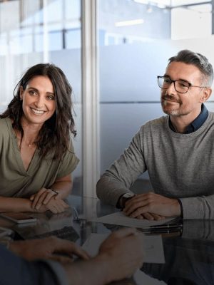 Couple recevant un conseil administratif pour leur déménagement à l’étranger avec Grospiron