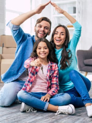 Famille tenant une clé après une relocalisation réussie avec Grospiron