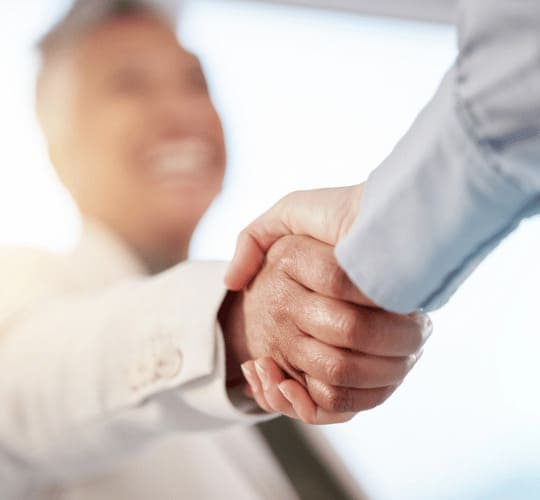 Poignée de main entre professionnels, représentant la relation de confiance avec Grospiron