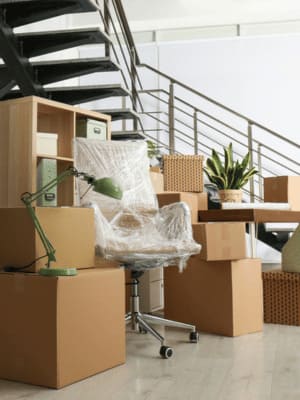 Bureaux en cours de déménagement avec cartons, mobilier protégé, service entreprise de Grospiron Mobility Solutions