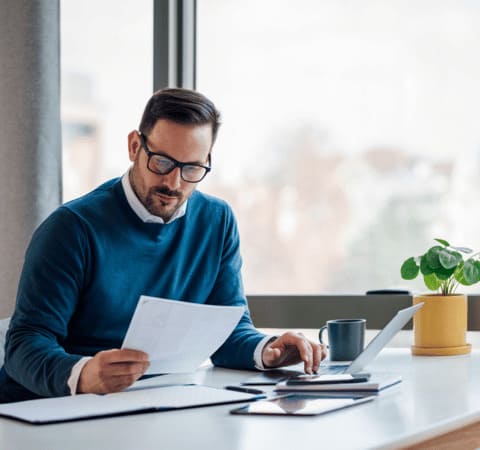 Conseiller analysant des documents fiscaux, expatriation accompagnée par Grospiron