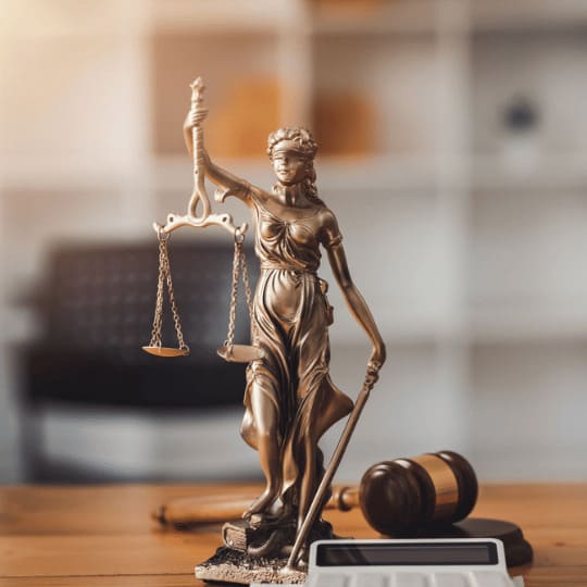 Statue de la Justice, symbole du conseil fiscal proposé par Grospiron aux expatriés
