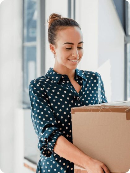 Femme avec carton illustrant les services de déménagement d’entreprise de Grospiron