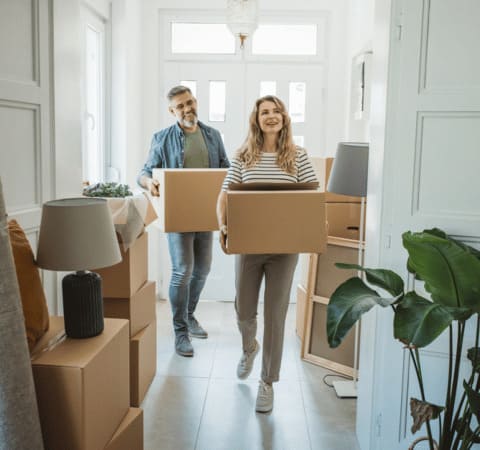 Couple entrant dans leur nouveau logement grâce au service d’installation Grospiron