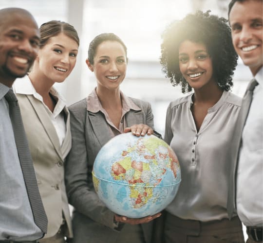 Équipe multiculturelle tenant un globe terrestre, service international Grospiron