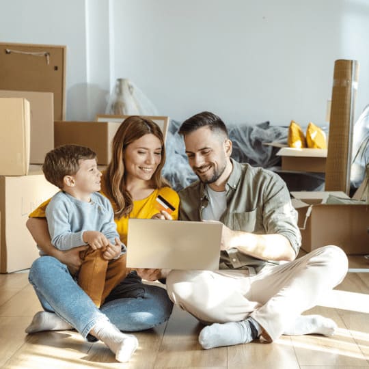 Famille heureuse trouvant un logement avec Grospiron lors de leur relocation