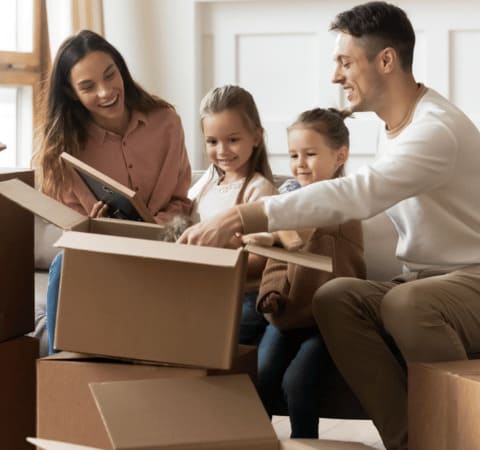 Famille préparant des cartons de déménagement national avec Grospiron