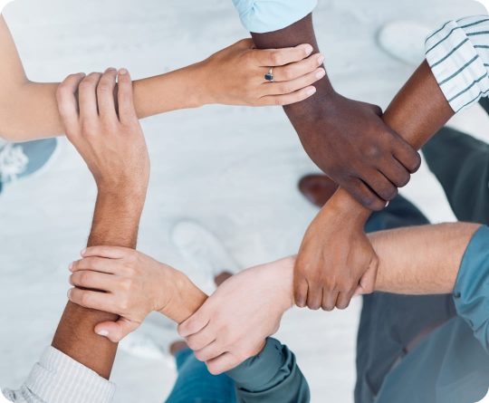Mains liées formant un cercle, symbole de l’engagement sociétal et éthique de Grospiron