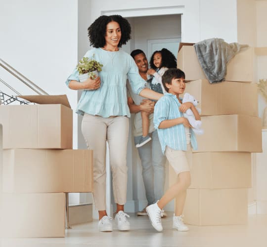 Famille entrant dans sa nouvelle maison après une relocation prise en charge par Grospiron