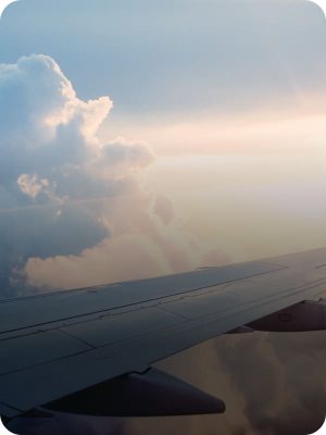 Aile d’avion illustrant la mobilité internationale avec Grospiron