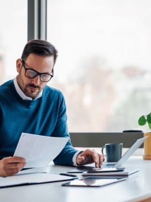 Professionnel consultant des documents fiscaux pour expatriation avec Grospiron