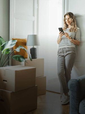 Femme détendue après installation accompagnée par Grospiron