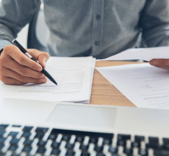 Personne remplissant un devis pour déménagement national avec Grospiron