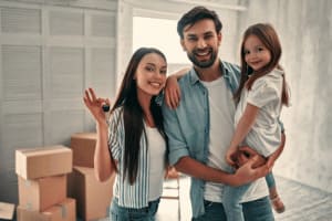 Famille souriante après une mobilité professionnelle accompagnée par Grospiron