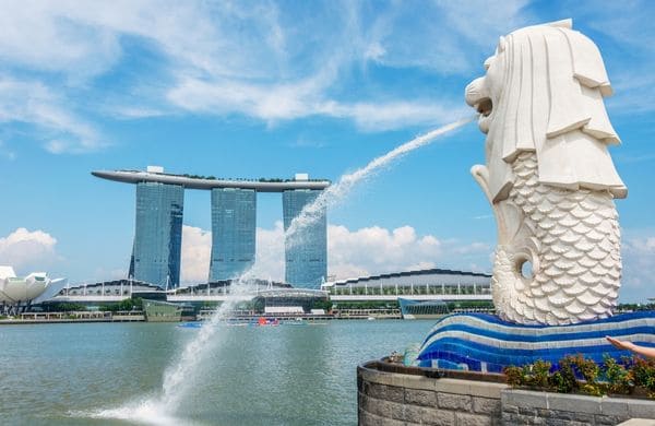 S’installer à Singapour avec Grospiron. Merlion et Marina Bay illustrent le déménagement international