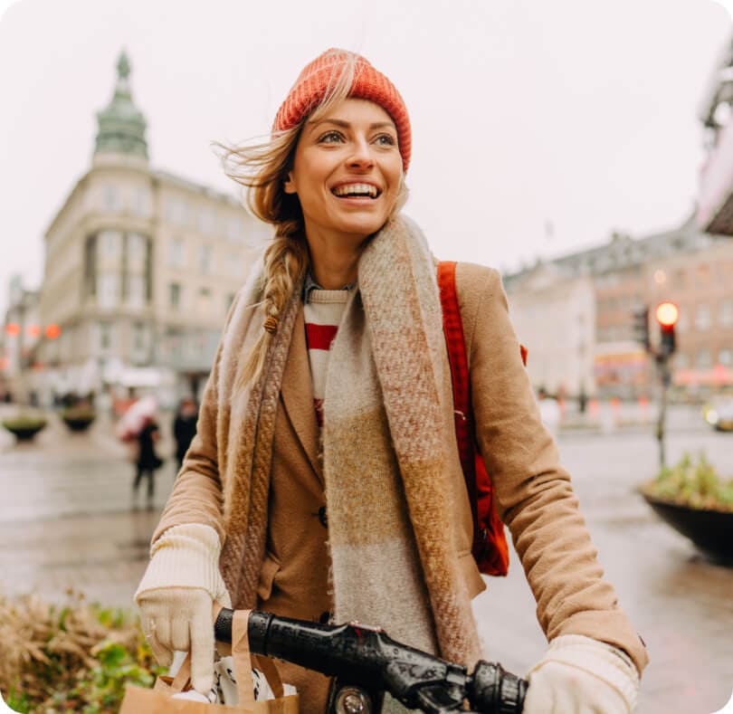 Femme souriante bien intégrée dans sa nouvelle ville grâce à Grospiron