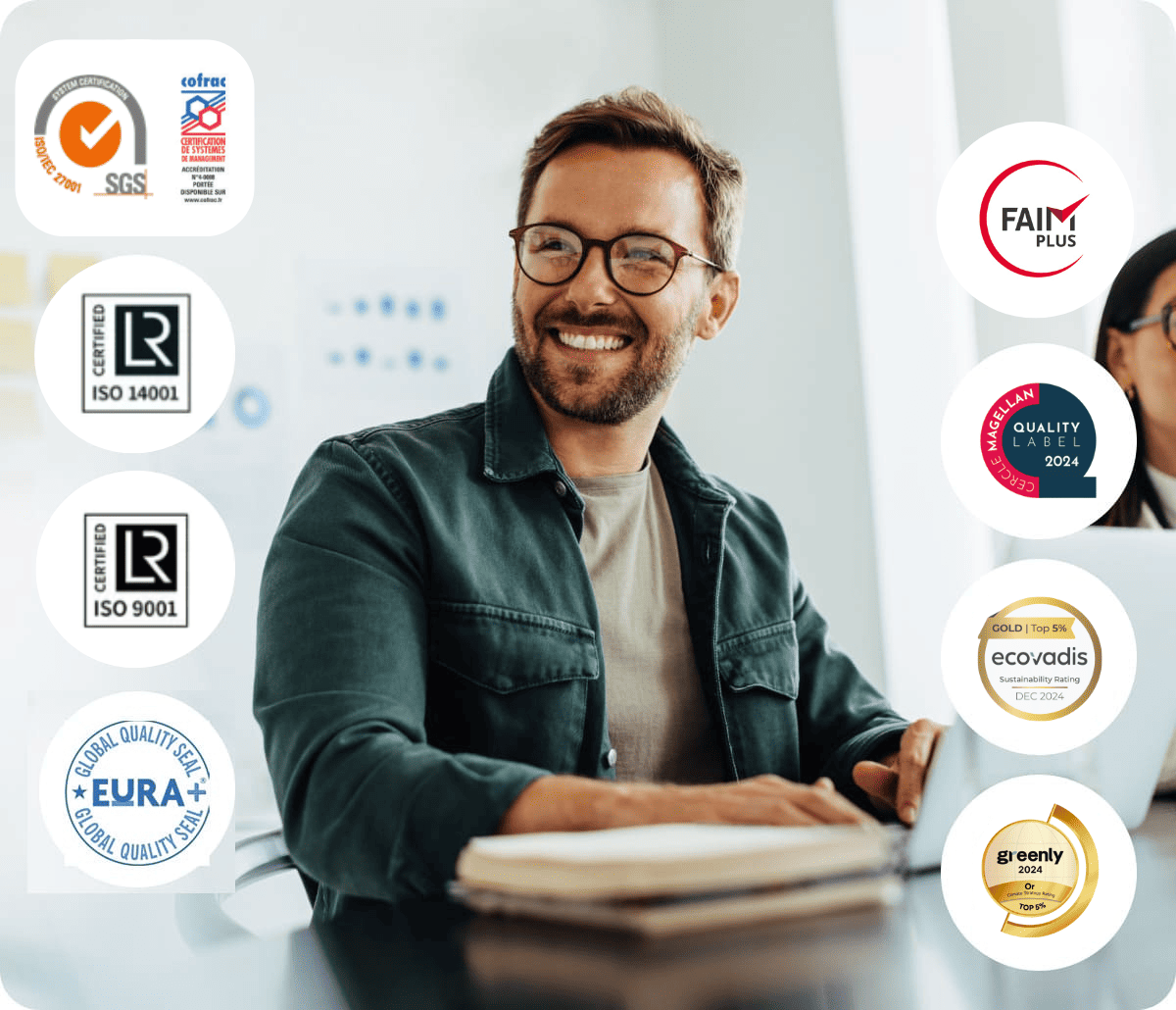 Homme souriant entouré de labels ISO, FAIM, Ecovadis, engagements de Grospiron