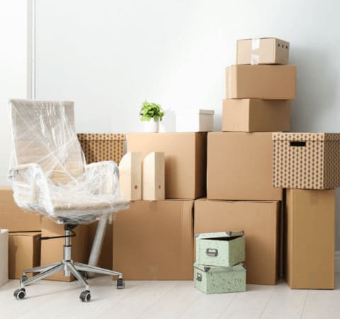 cartons et chaise emballée prêts pour le stockage en garde-meubles Grospiron