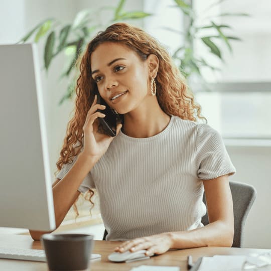 Conseillère Grospiron offrant un support téléphonique pour la gestion des déménagements d’entreprise et relocalisation de bureaux