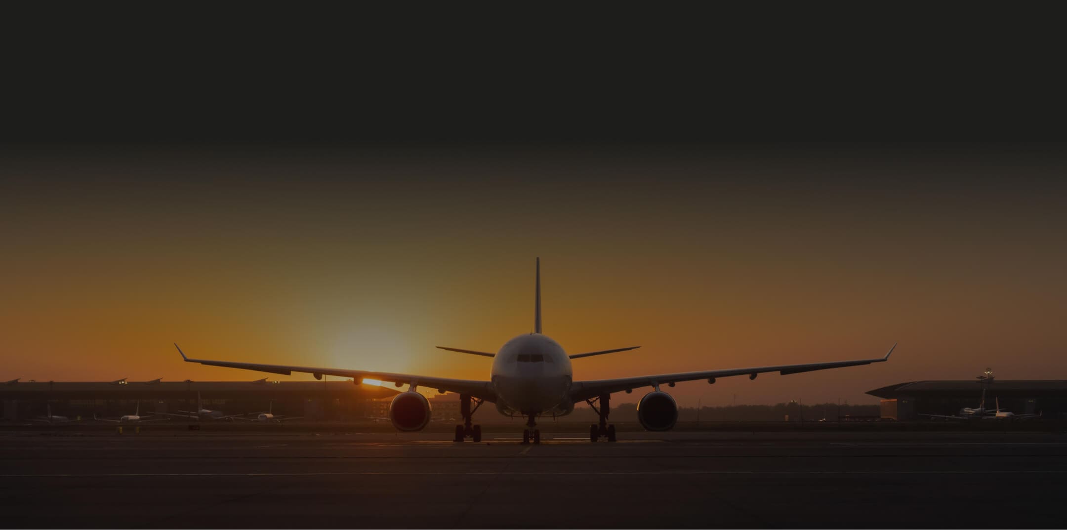 Avion sur piste au lever du soleil représentant la mobilité globale proposée par Grospiron aux entreprises