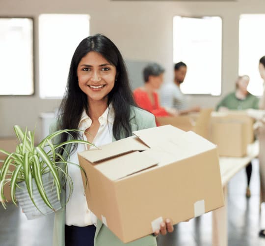 Employée souriante pendant un transfert de bureau avec Grospiron
