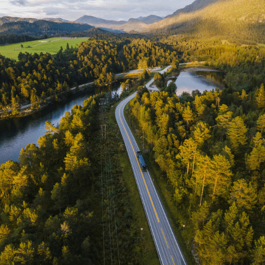 Camion Grospiron sur route naturelle, déménagement de groupe écologique et optimisé