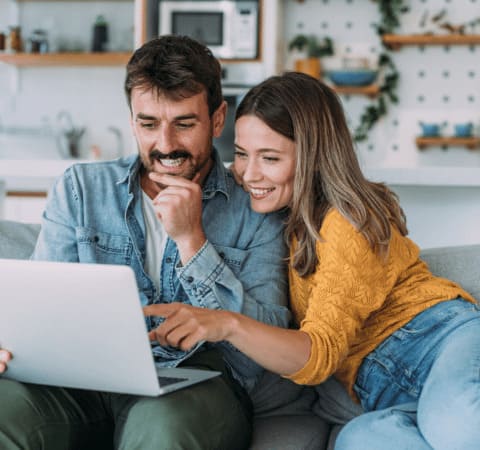 Couple gérant les démarches de déménagement avec Grospiron depuis leur domicile