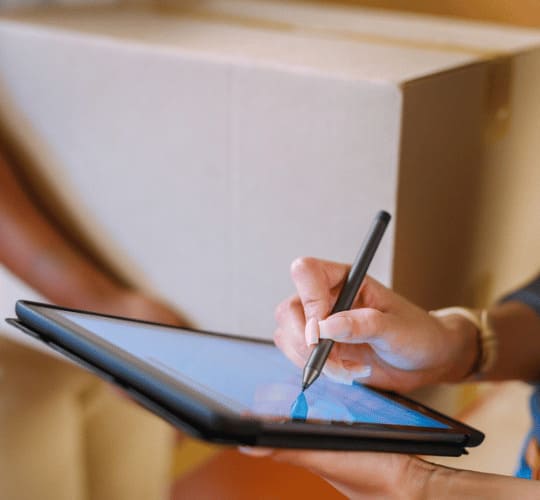 Signature sur tablette dans le cadre d’un déménagement professionnel avec Grospiron