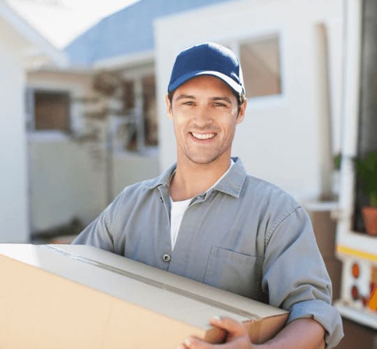 Déménageur professionnel Grospiron souriant avec un carton, prestation haut de gamme.