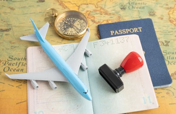 Passeport, avion et tampon pour expatriation française avec Grospiron