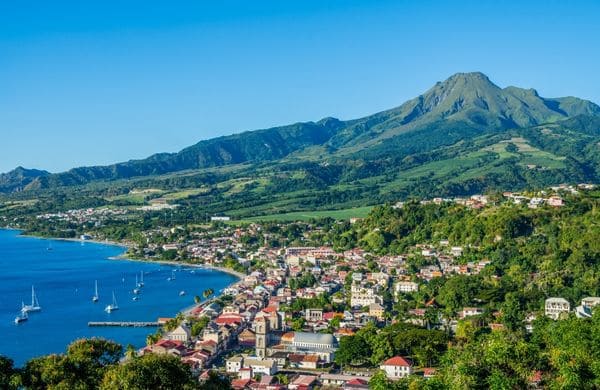 Vue aérienne de Saint-Pierre en Martinique lors d’une installation DROM-COM avec Grospiron.