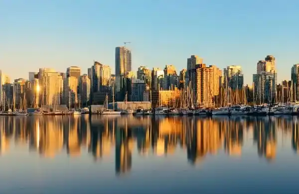 Skyline de Vancouver au coucher du soleil – guide expatriation Grospiron