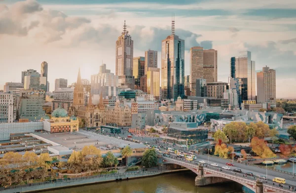 Vue panoramique de Melbourne avec la skyline, la rivière Yarra et les bâtiments emblématiques du centre-ville.