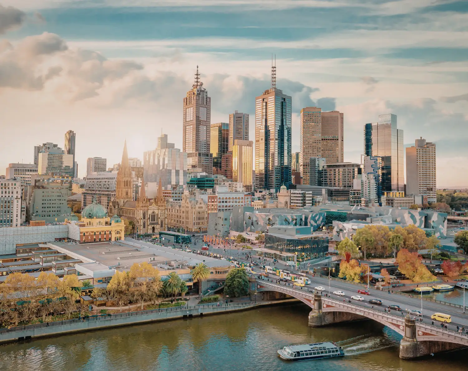 Vue panoramique de Melbourne avec la skyline, la rivière Yarra et les bâtiments emblématiques du centre-ville.